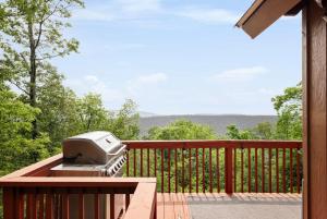 una griglia sul ponte di una casa di Cozy w 5 Private Acres Deck Grill & Dog Friendly a Slanesville