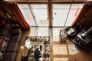 vista sul soffitto di un soggiorno con una grande finestra di Cozy w 5 Private Acres Deck Grill & Dog Friendly a Slanesville