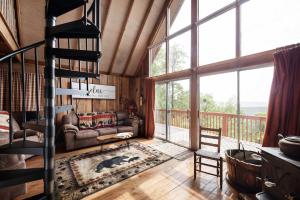 un soggiorno con un divano e una grande finestra di Cozy w 5 Private Acres Deck Grill & Dog Friendly a Slanesville Altre 43 foto