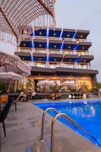 Bazén v ubytování Azura Ksamil Hotel nebo v jeho okolí