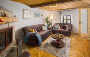 Χώρος καθιστικού στο 2 Bedroom Stunning Home In Brest
