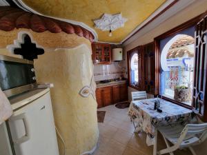 Una cocina con un refrigerador blanco y una mesa. en dar lalla chafia 1 studio triplex, en Chefchaouen 10 fotos más
