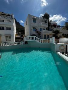 The swimming pool at or close to Entire Villa full View 3 bedrooms 3 bathrooms 3 kitchens