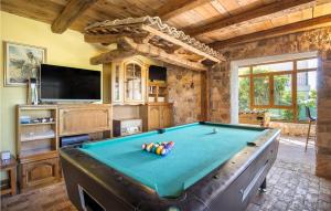 Habitación con mesa de billar y TV. en 8 Bedroom Beautiful Home In Visnjan, en Višnjan