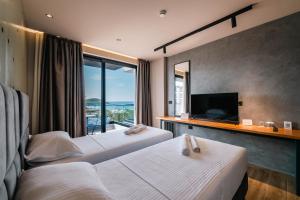 Postel nebo postele na pokoji v ubytování Azura Ksamil Hotel