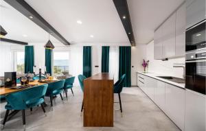 Dapur atau dapur kecil di Amazing Home In Povlja