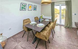 a dining room with a table and chairs at Pet Friendly Apartment In Benkovac in Benkovac