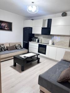 una sala de estar con un sofá y una mesa en Apartament Arena 2, en Elbasan