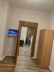 Una habitación vacía con una puerta y una habitación con un escritorio. en Eschweiler accommodation, en Eschweiler 2 fotos más