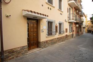un bâtiment avec une porte donnant sur une rue dans l'établissement Belvedere Rooms, à Marina di Camerota
