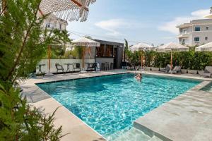 Bazén v ubytování Azura Ksamil Hotel nebo v jeho okolí