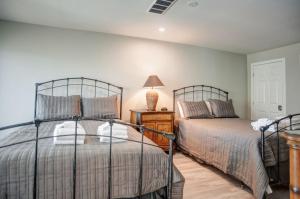 une chambre avec deux lits et une lampe sur une table de chevet dans l'établissement 1864 Beachside Tennis at The Sea Pines Resort, à Île de Hilton-Head 26 autres photos