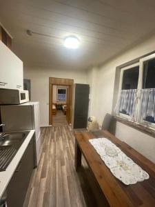 Una cocina con una mesa de madera en una habitación. en Eschweiler accommodation, en Eschweiler