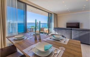 ツリクヴェニツァにあるBeautiful Apartment In Crikvenicaのダイニングルーム(海の景色を望むテーブル付)