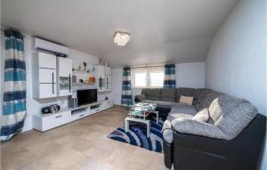 Η κουζίνα ή μικρή κουζίνα στο Amazing Apartment In Krsan With Wifi