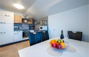 Η κουζίνα ή μικρή κουζίνα στο Amazing Apartment In Krsan With Wifi