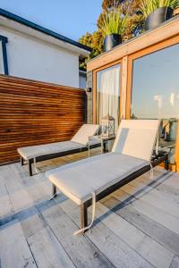 ビーニャデルマールにあるKalaMar Hotelの柵のあるパティオに2つのベッド