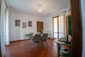 a dining room with a table and chairs at B&B Ulivo del Duca in Fermignano