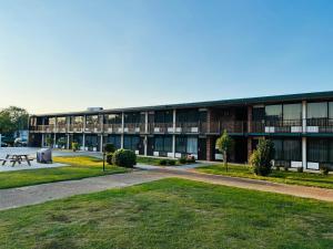 un edificio con un parque enfrente en My Home at Columbus, en Columbus