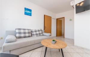 TV a/nebo společenská místnost v ubytování Apartment Biograd With Lake View 07