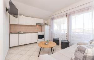 Kuchyň nebo kuchyňský kout v ubytování Apartment Biograd With Lake View 07