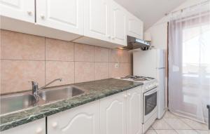 Kuchyň nebo kuchyňský kout v ubytování Apartment Biograd With Lake View 07