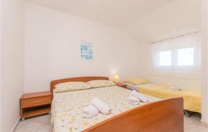 Postel nebo postele na pokoji v ubytování Apartment Biograd With Lake View 07
