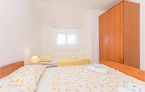 Postel nebo postele na pokoji v ubytování Apartment Biograd With Lake View 07