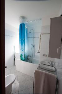 een badkamer met een blauwe douche en een wastafel bij Residence Arvinei in Malesco