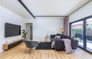 a living room with a couch and a tv at Stunning Home In Pula in Pula