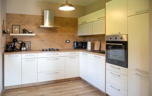 Dapur atau dapur kecil di Awesome Home In Mrkopalj With Kitchen