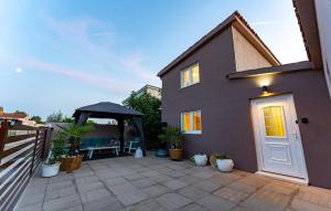 Το κτήριο όπου στεγάζεται  η παραθεριστική κατοικία +19 φωτογραφίες