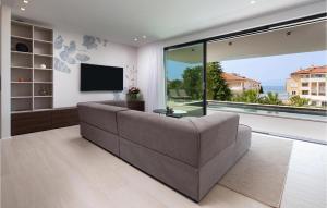 Pet Friendly Apartment In Malinskaにあるテレビまたはエンターテインメントセンター