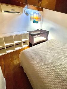 罗扎诺MOON Apartament - intera casa vicino Assago Forum Humanitas e IEO - con possibilità di box privato的卧室里有一张床和一张书桌 更多9张照片