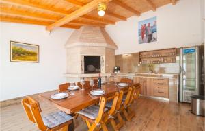 Η κουζίνα ή μικρή κουζίνα στο Cozy Home In Milna With Wifi