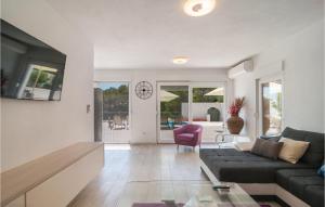 Χώρος καθιστικού στο Cozy Home In Milna With Wifi