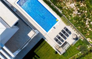 an overhead view of a swimming pool next to a house at Cozy Home In Klimno With Wifi in Klimno