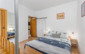 Ένα ή περισσότερα κρεβάτια σε δωμάτιο στο 1 Bedroom Stunning Apartment In Cres
