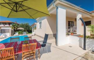 Bazén v ubytování Holiday Home Mirka nebo v jeho okolí