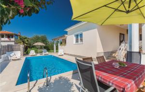 Bazén v ubytování Holiday Home Mirka nebo v jeho okolí