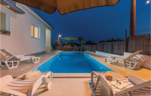 Bazén v ubytování Holiday Home Mirka nebo v jeho okolí + 29 fotografií