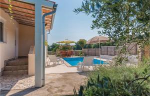 Bazén v ubytování Holiday Home Mirka nebo v jeho okolí