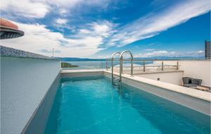 una piscina sul tetto di un edificio con acqua blu di 3 Bedroom Beautiful Home In Njivice a Njivice Altre 31 foto
