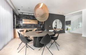 a kitchen and dining room with a table and chairs at Vila Del Sol in Lun