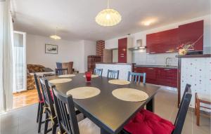 Η κουζίνα ή μικρή κουζίνα στο Gorgeous Apartment In Stara Vas