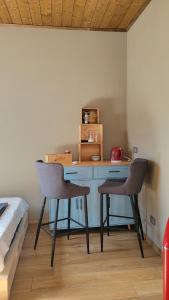 a desk with two chairs and a bed in a room at La Casetta Guest House 1 in Biella