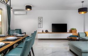 TV a/nebo společenská místnost v ubytování Awesome Home In Bajcici With Wifi