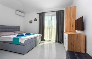 Postel nebo postele na pokoji v ubytování Awesome Home In Bajcici With Wifi + 35 fotografií