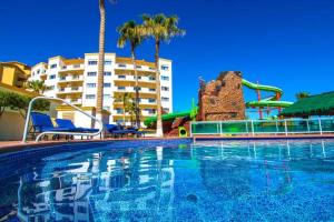ein Schwimmbad mit Wasserrutsche in einem Resort in der Unterkunft Las Palmas Resort Rocky Point Mexico in Campo del Medio + 15 Fotos