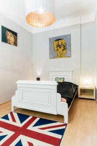 ブダペストにあるWind Queen Apartment with Air Conditionのベッドルーム(白いベッド1台、旗敷きのベッド1台付)